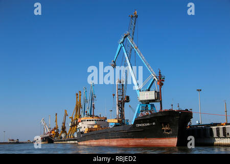 ANZALI,IRAN- septembre 25,2018:chargement sur un navire au port Anzali port en mer Caspienne, l'Iran Banque D'Images