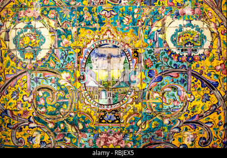 Téhéran, Iran - le 17 septembre 2018 : mosaïque de couleurs et de carreaux en céramique dans le style persan traditionnel sur le mur de l'ancien Palais du Golestan à Téhéran Banque D'Images