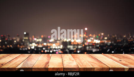 Vide de bois blanc sur la table de nuit,flou ville paysage urbain d'artifices.Pour montage de l'écran du produit ou la clé mise en page visuelle Banque D'Images