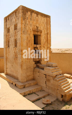 Monument historique Cube de Zoroastre à partir de la nécropole de Naqsh-e Rustam dans le nord du centre administratif de Shiraz, Iran Banque D'Images