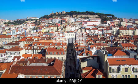 Le Château Sao Jorge sur l'horizon et de la région de Castelo et Mouraria vue aérienne, Lisbonne, Portugal Banque D'Images