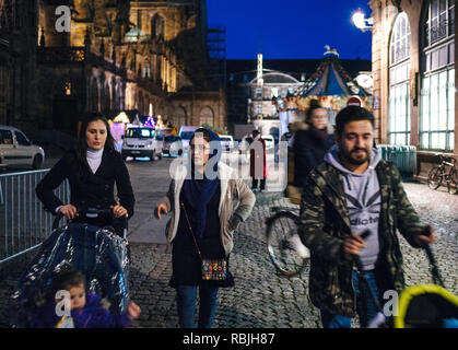 STRASBOURG, FRANCE - NOV 21, 2017 : Jeune famille musulmane marcher la nuit un jour avant l'inauguration officielle du Marché de Noël de Strasbourg Banque D'Images