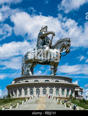 Chinggis Khan / Gengis Khan Statue complexe avec blue cloudy sky spectaculaire à l'extérieur d'Oulan-Bator (Mongolie, Asie) Banque D'Images