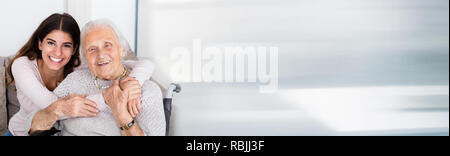 Portrait Of Happy Senior femme et jeune petite-fille Banque D'Images