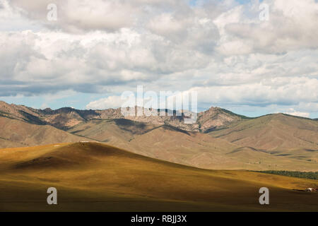 Campagne mongole avec chaîne de montagnes spectaculaires et ciel nuageux vus de haut de Gengis Khan Statue près de Oulan-Bator (Mongolie, Asie) Banque D'Images