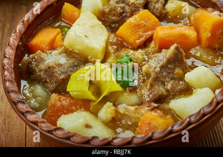 Ragoût de boeuf irlandais, une cuisine irlandaise traditionnelle, un assortiment de plats, vue d'en haut. Banque D'Images