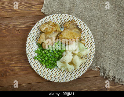 Casserole de poulet ferme mijoteuse, bacon, l'ail et les oignons et les faire sauter. Banque D'Images