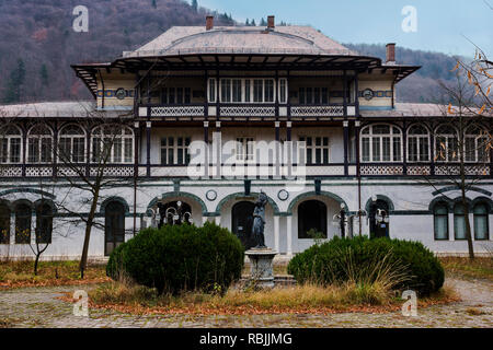 SINAIA, Roumanie - le 7 novembre 2018. Maison Slătineanu (Vila Salamandra), Banque du BCR maintenant ville de Sinaia, Roumanie Banque D'Images