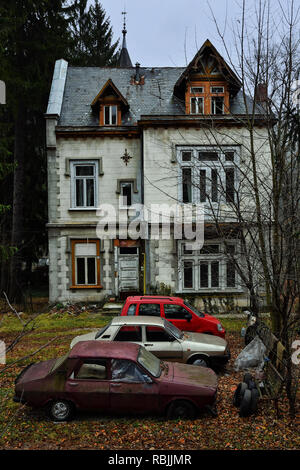 SINAIA, Roumanie - le 7 novembre 2018. Sinaia projet documentaire. Maison abandonnée et boissons dans le centre de Sinaia, Prahova Valley Banque D'Images