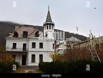 SINAIA, Roumanie - le 7 novembre 2018. Vieille maison blanche à Sinaia, La Vallée de Prahova, Roumanie. Banque D'Images