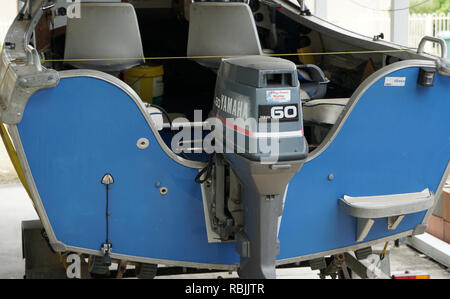 Bateau de pêche en fibre de verre avec 60hp (hp) moteur hors-bord yamaha Vue de derrière Banque D'Images