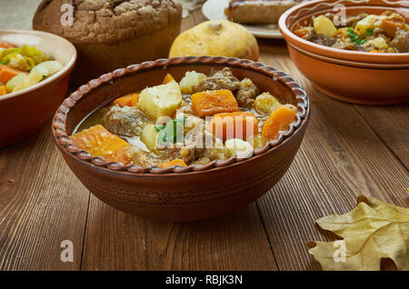 Ragoût de boeuf irlandais, une cuisine irlandaise traditionnelle, un assortiment de plats, vue d'en haut. Banque D'Images