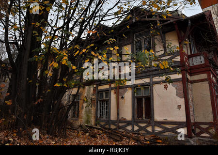 SINAIA, Roumanie - le 7 novembre 2018. Sinaia projet documentaire. Maison abandonnée dans le centre de Sinaia, La Vallée de Prahova. Banque D'Images