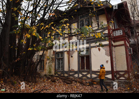 SINAIA, Roumanie - le 7 novembre 2018. Sinaia projet documentaire. Maison abandonnée dans le centre de Sinaia, La Vallée de Prahova. Banque D'Images