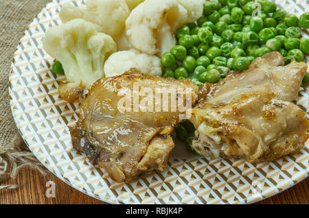 Casserole de poulet ferme mijoteuse, bacon, l'ail et les oignons et les faire sauter. Banque D'Images