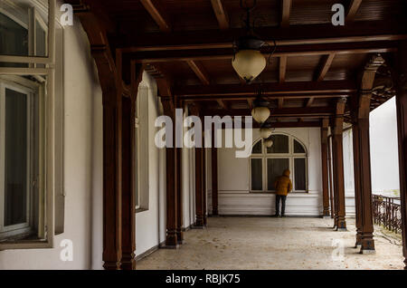 Hôtel Caraiman, classée monument historique et patrimoine national, l'un des plus vieux hôtels de la ville de Sinaia, La Vallée de Prahova, Roumanie. Terrasse extérieure. Banque D'Images