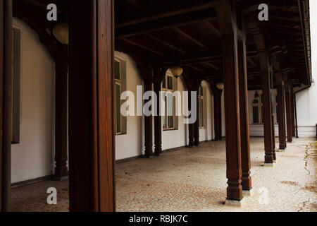 Hôtel Caraiman, classée monument historique et patrimoine national, l'un des plus vieux hôtels de la ville de Sinaia, La Vallée de Prahova, Roumanie. Terrasse extérieure. Banque D'Images