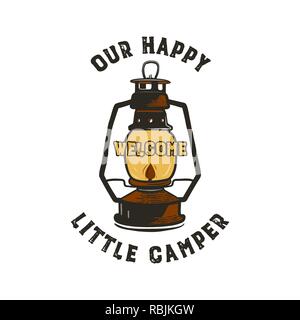 Badge Camping design - Nos heureux petit camping-devis avec lanterne camping illustration de l'emblème. Pour les amateurs de randonnée agréable, pour t-shirt, tasse d'autres impressions. Stock vector isolated on white Illustration de Vecteur