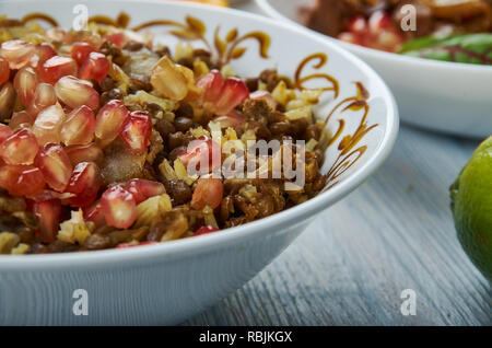 Mujadara, lentilles et riz avec des oignons croustillants, une cuisine du Moyen-Orient, des plats traditionnels Levant assorties, vue du dessus Banque D'Images