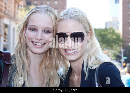 Style rédactionnel brutes Smiling girls Images Banque D'Images