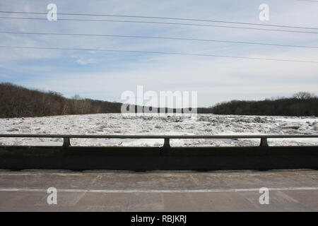 Hiver embâcle de la rivière Kankakee, dans l'Illinois, USA droit avant qu'il a commencé à se déplacer à partir de la fonte du printemps. Banque D'Images