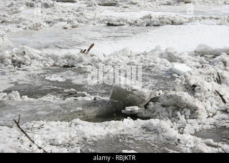 Hiver embâcle de la rivière Kankakee, dans l'Illinois, USA droit avant qu'il a commencé à se déplacer à partir de la fonte du printemps. Banque D'Images