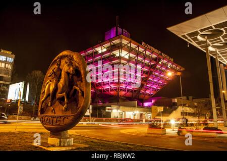 La Radio slovaque Building at night. Architectes Stefan Svetko, Stefan Durkovic et Barnabas Kissling Banque D'Images