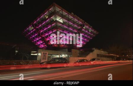 La Radio slovaque Building at night. Architectes Stefan Svetko, Stefan Durkovic et Barnabas Kissling Banque D'Images