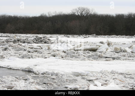 Hiver embâcle de la rivière Kankakee, dans l'Illinois, USA droit avant qu'il a commencé à se déplacer à partir de la fonte du printemps. Banque D'Images