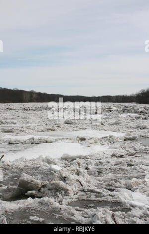 Hiver embâcle de la rivière Kankakee, dans l'Illinois, USA droit avant qu'il a commencé à se déplacer à partir de la fonte du printemps. Banque D'Images