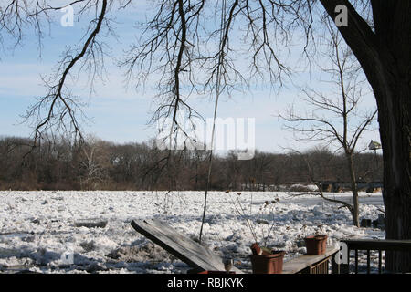 Hiver embâcle de la rivière Kankakee, dans l'Illinois, USA droit avant qu'il a commencé à se déplacer à partir de la fonte du printemps. Banque D'Images