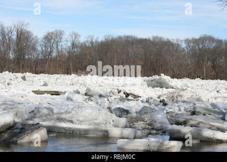 Hiver embâcle de la rivière Kankakee, dans l'Illinois, USA droit avant qu'il a commencé à se déplacer à partir de la fonte du printemps. Banque D'Images