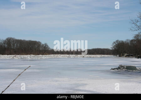 Hiver embâcle de la rivière Kankakee, dans l'Illinois, USA droit avant qu'il a commencé à se déplacer à partir de la fonte du printemps. Banque D'Images