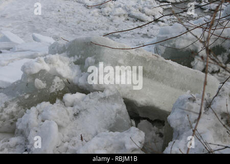 Hiver embâcle de la rivière Kankakee, dans l'Illinois, USA droit avant qu'il a commencé à se déplacer à partir de la fonte du printemps. Banque D'Images