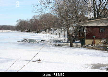 Hiver embâcle de la rivière Kankakee, dans l'Illinois, USA droit avant qu'il a commencé à se déplacer à partir de la fonte du printemps. Banque D'Images