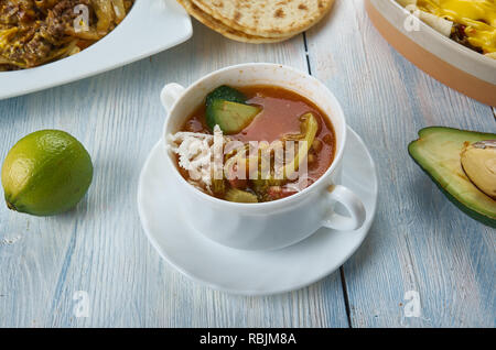 Cuisine Tex-Mex soupe au poulet, cuisine tex-mex, des plats traditionnels d'autres, vue de dessus. Banque D'Images