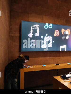 STRASBOURG, FRANCE - 10/01/2018 : curieux homme admirant le Apple Macbook Pro dans l'Apple Store Banque D'Images