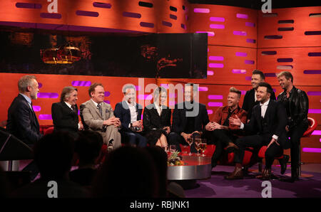 (De gauche à droite) l'hôte Graham Norton, Steve Coogan, John C. Reilly, James McAvoy, Sarah Paulson, Richard E. Grant, et Westlife ((retour ligne) Kian Egan, Markus Feehily, (première rangée) Nicky Byrne et Shane Filan), pendant le tournage de la Graham Norton Show à BBC Television Centre 6 Studioworks, Wood Lane, Londres, pour être diffusé sur BBC One le vendredi soir. Banque D'Images