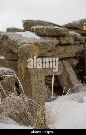 Sépulture laissés par les Kazakhs nomades sur l'Ustyurt désolées Plateau près de l'Ouzbékistan Kazakhstan frontière. Banque D'Images