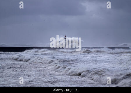 Large vue sur le vieux fleuve Douro bouche leuchtturm embrassed par vagues supérieures à dix mètres de hauteur est originaire de vents forts avec des rafales à plus de 100 kil Banque D'Images