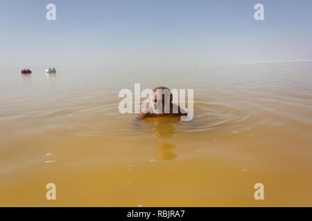 Un vieil homme nage dans le lac de sel d'Urmia, province de l'Ouest, l'Iran Banque D'Images