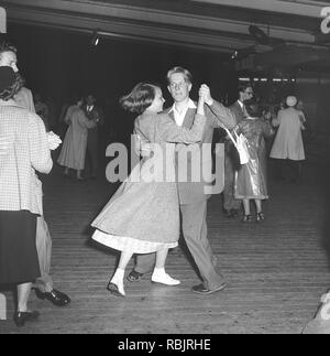 La danse dans les années 40. Un jeune couple à une danse se tenant près, déménagement à la musique à un événement de danse. Kristoffersson Photo Réf AZ44-5. Suède 1949 Banque D'Images
