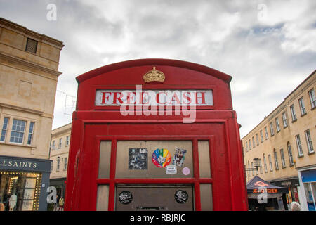 Vieux téléphone rouge fort maintenant utilisé comme une machine à sous à Bath, England, UK Banque D'Images