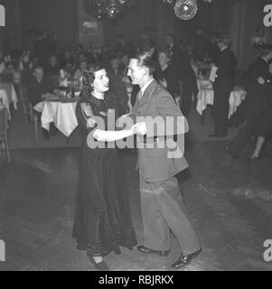 La danse dans les années 40. Un couple est la danse et se tenant à proximité, déménagement à la musique à un événement de danse. La photo a été utilisée dans un article de l'époque pour illustrer le thème de femmes espions durant la seconde guerre mondiale. Apparemment innocente d'une jeune femme séduisante et romances un soldat et obtient les informations à transmettre. Kristoffersson Photo Ref 225-32. Suède 1941 Banque D'Images