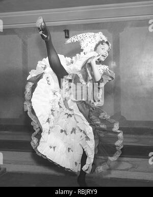 L'Inde danse. A high-energy, exigeant sur la danse qui est devenue un lieu de musique de danse dans les années 1840, poursuivant en popularité dans cabaret français à ce jour. Les principales caractéristiques de la danse sont la manipulation vigoureuse de jupes et jupons, le long avec des coups de pied, les scissions et les charrettes. Ici une femme dansant le cancan dans les années 1950. Kristoffersson Photo ref BS27-2 Suède Banque D'Images