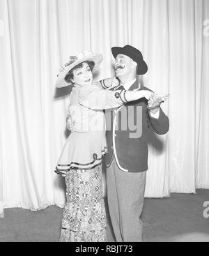 Danser dans les années 50. Un couple de personnes âgées sur une scène de théâtre danse vêtus de vêtements à l'ancienne. L'actrice Zarah Leander et Karl Gerhard étaient célèbres et artistes de théâtre revue à l'époque. Kristoffersson Photo ref BG43-7. Suède 1952 Banque D'Images