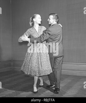 Danser dans les années 50. Couple de danseurs dans les années 50. Elle porte une robe typique des années 50 de large. Kristoffersson Photo Ref CE36-8. Suède 1950 Banque D'Images