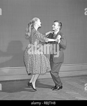 Danser dans les années 50. Couple de danseurs dans les années 50. Elle porte une robe typique des années 50, avec une large bande de taille et ses cheveux en une queue de coiffure. Kristoffersson Photo Ref CE36-11. Suède 1950 Banque D'Images