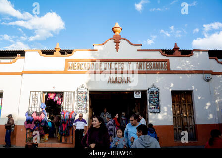 Les touristes à Mercado de Dulces y artesanias, marché des métiers d'Ambar, San Cristobal de las Casas, Chiapas, État d'Amérique centrale, Mexique Banque D'Images