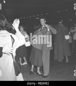 La danse dans les années 40. Un jeune couple à une danse tourbillonnante autour de l'événement est sur le plancher de danse. Kristoffersson Photo Réf AZ44-11. Suède 1940 Banque D'Images